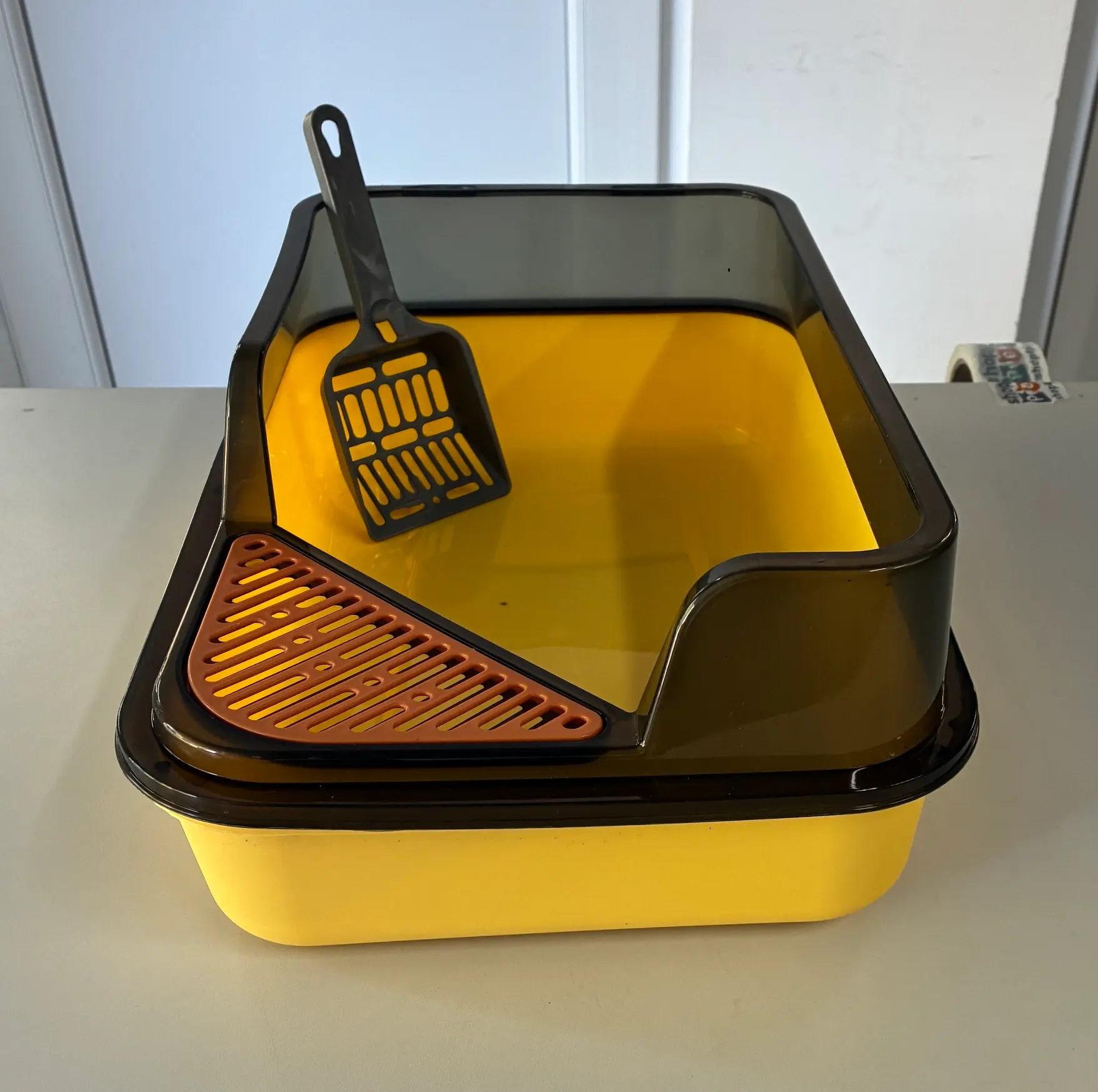 Litiera pentru pisici, cu margine inalta si paleta 45 x 30 x 17 cm, galbena