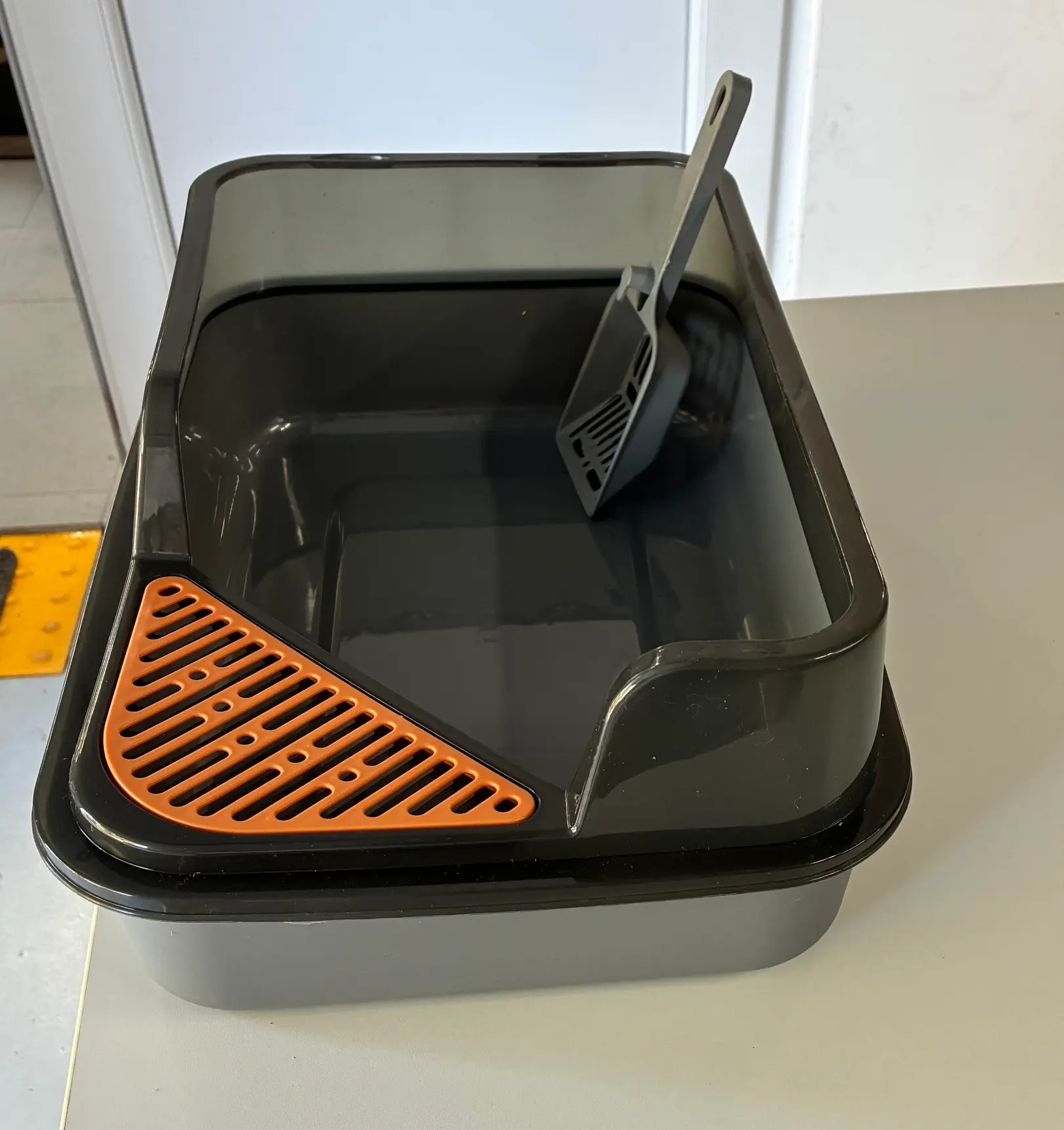Litiera pentru pisici, cu margine inalta si paleta 45 x 30 x 17 cm, gri