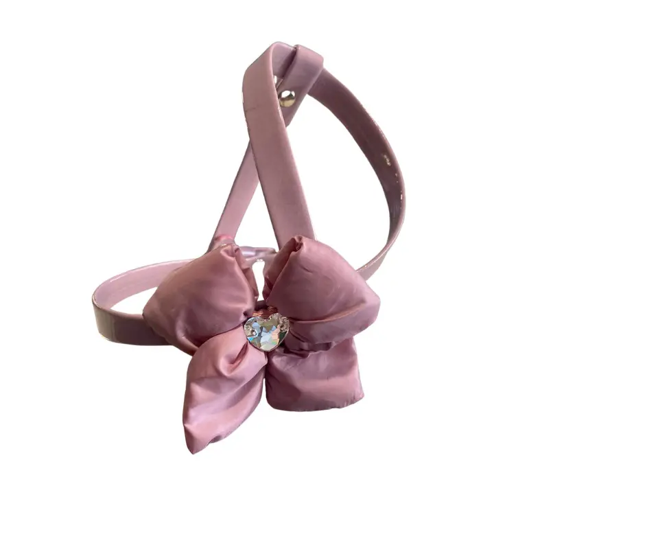 Ham ajustabil, glicine, infrumusetat cu funda matlasata si inimoara din cristal Swarovski, circumferinta piept 31-35 cm x circumferinta gat 26 cm