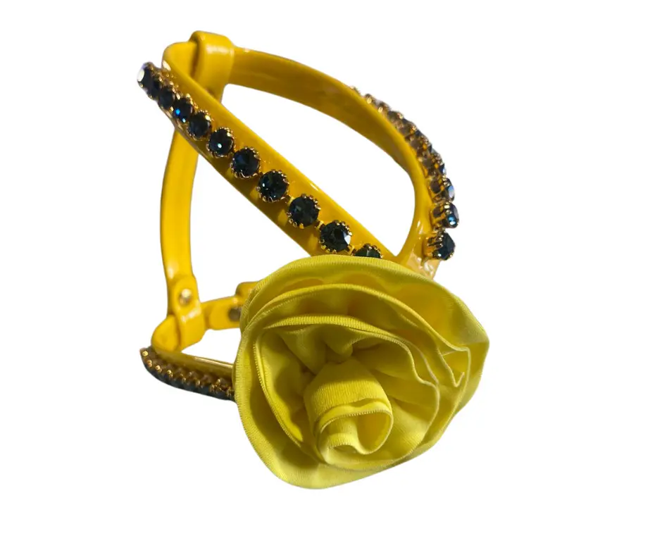 Ham ajustabil, galben, din piele ecologica, decorat cu lantisor din cristale Swarovski si trandafir asortat, circumferinta piept 31-35 cm x circumferinta gat 26 cm