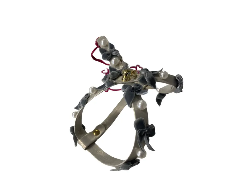 Ham ajustabil, argintiu, decorat cu fundite de catifea si perle, circumferinta piept 31-35 cm x circumferinta gat 26 cm