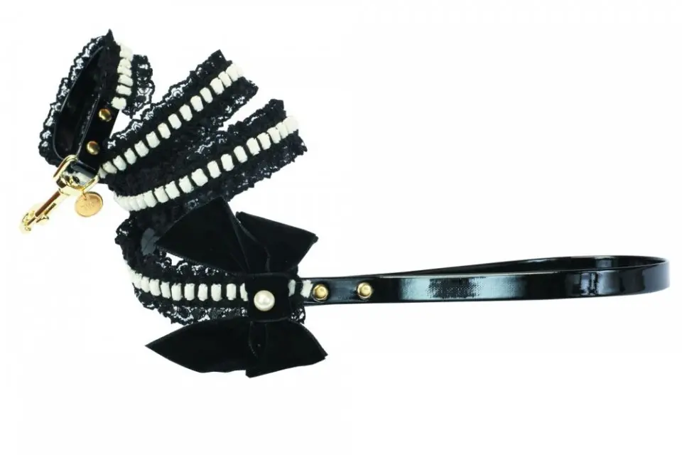 Lesa textila, neagra, decorata cu dantela si funda din catifea, lungime 1.2 m, latime 1.2 cm