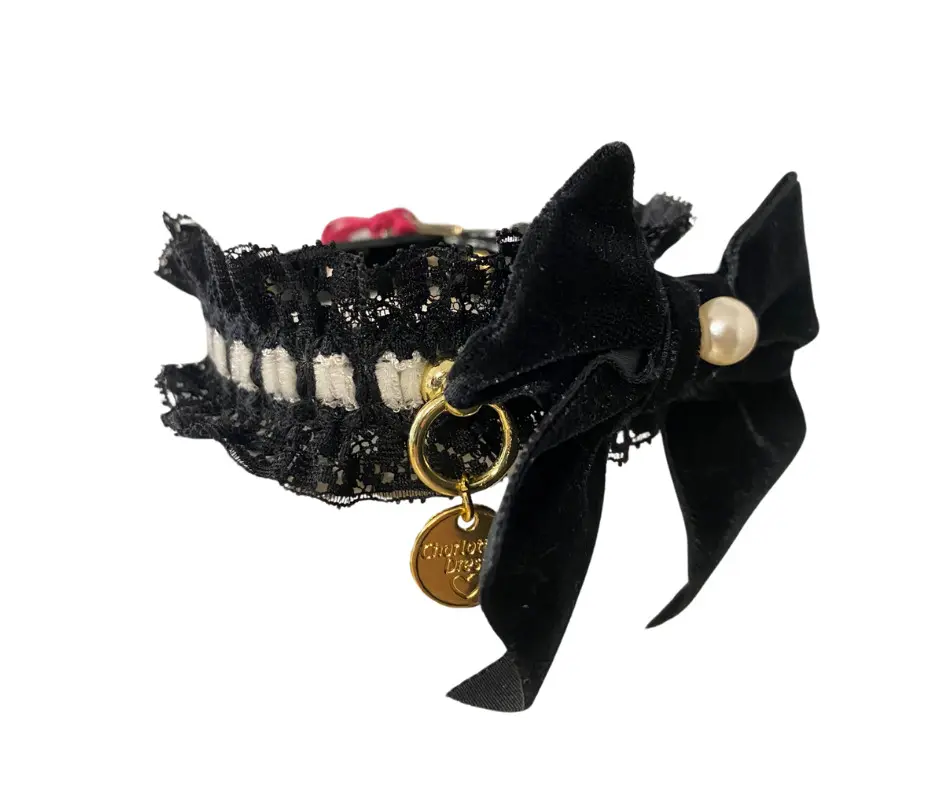 Zgarda caini, neagra, decorata cu dantela si funda din catifea, 25 cm