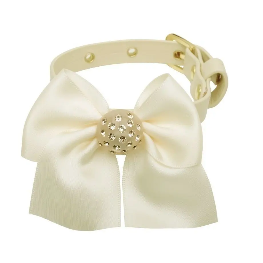 Zgarda caini din piele ecologica, bej, decorata cu funda de satin si cabochon cu cristale Swarovski, lungime 25 cm