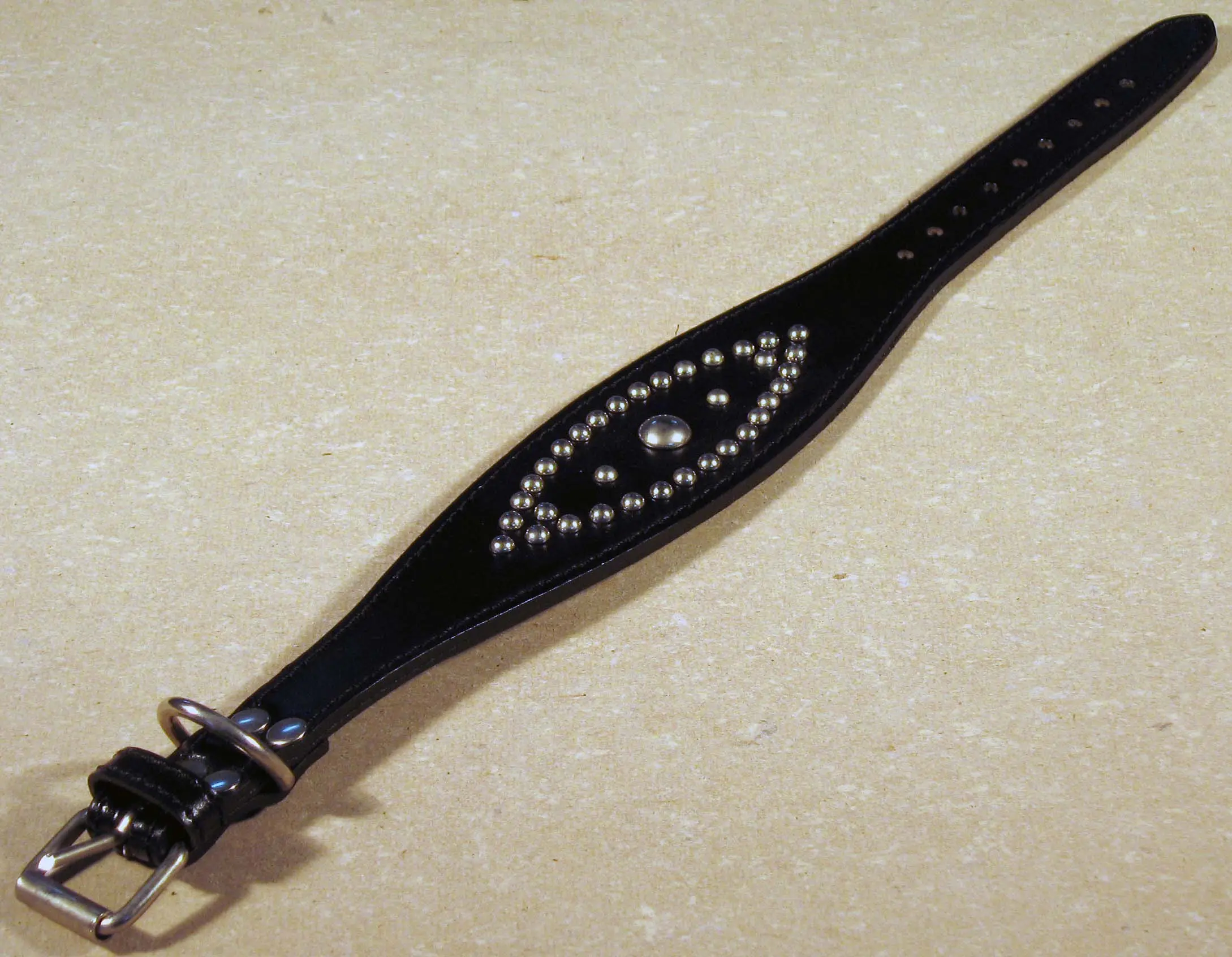 TRUSINA Zgarda din piele pentru caini Lux cu nituri ovale